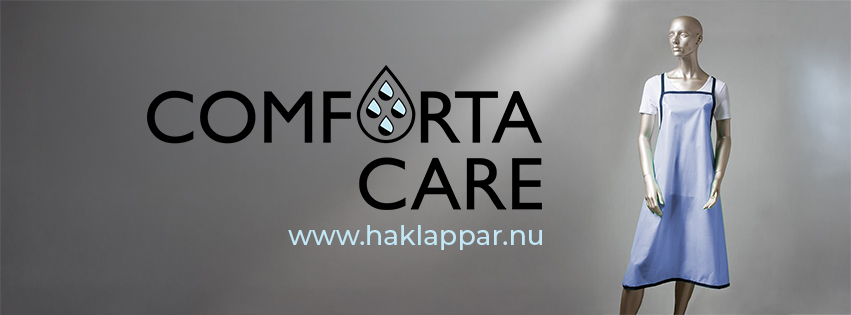 En bild på en docka som bär ett blått återanvändbart förkläde.